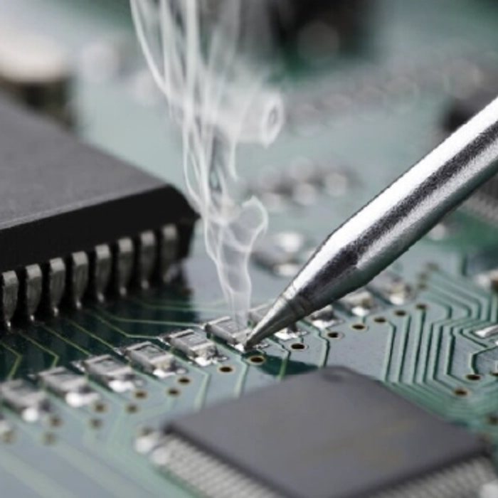 Trabajo de soldadura sobre una placa electrónica
